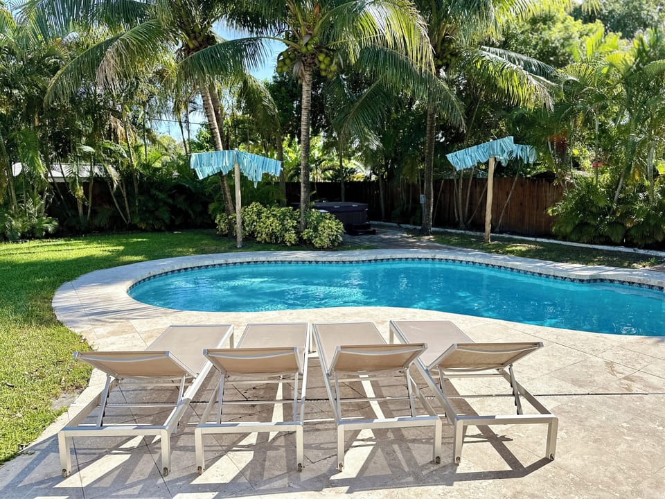 Sunbathing area with pool.
