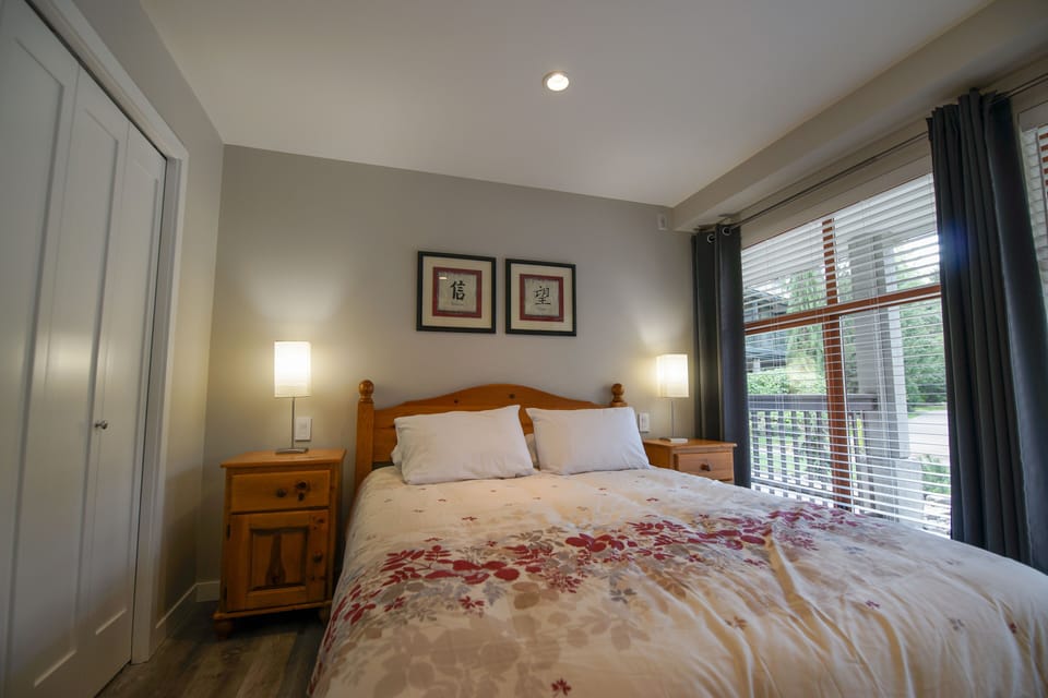 Bedroom with Queen bed