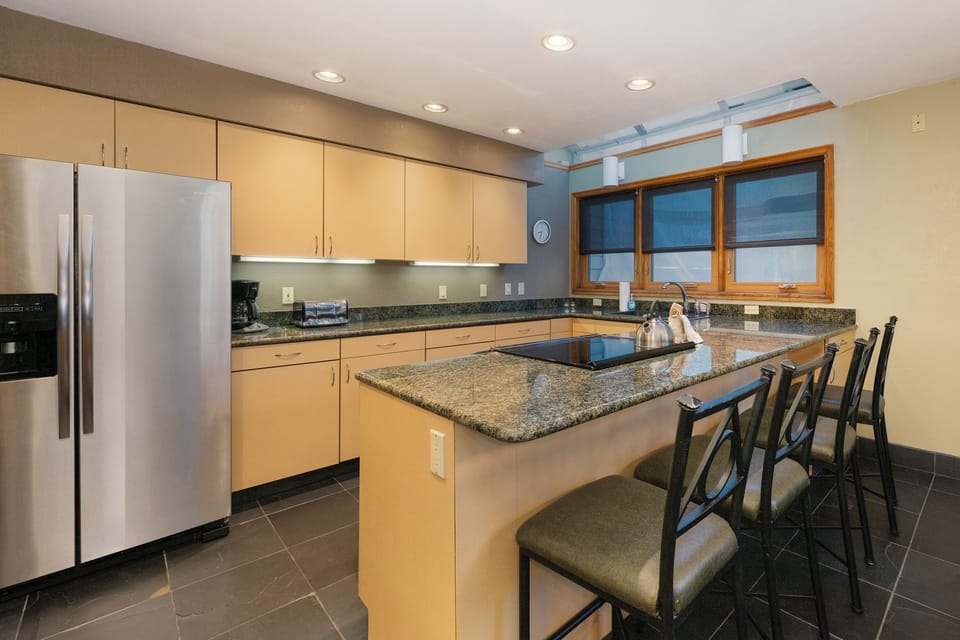 Kitchen - Seating for 4 guests at the kitchen island.