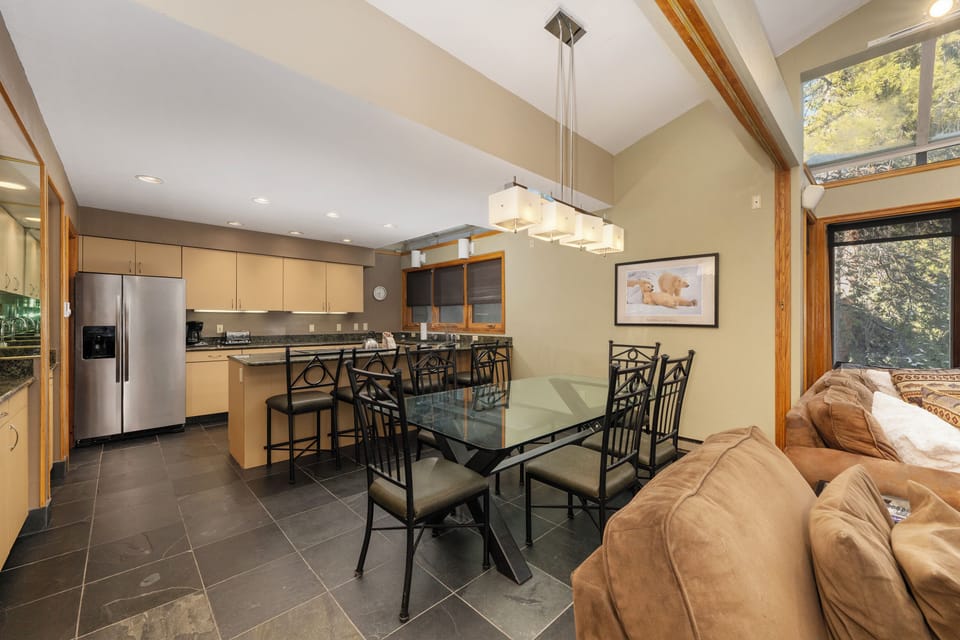 Kitchen - Seating for 4 guests at the kitchen island.