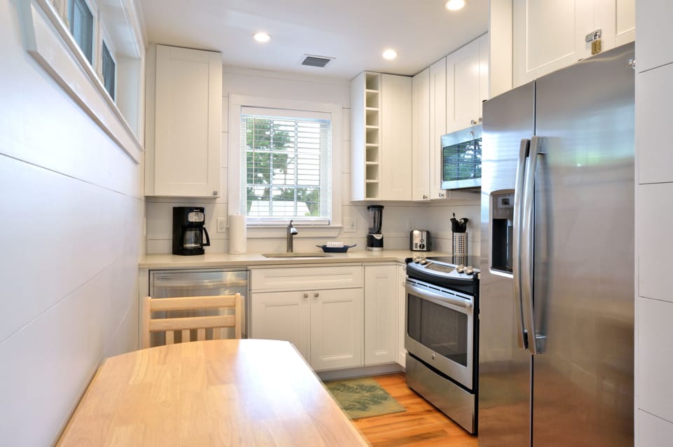 This kitchen has all you need for meal or snack prep.