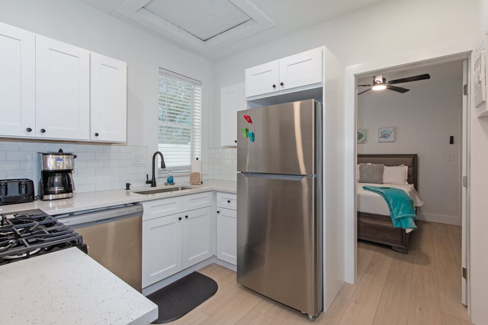 Fully equipped kitchen for easy meals and beach snacks