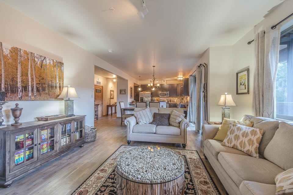 Open Floor Plan- - Open Floor Plan-
Living area, dining area, and kitchen all flow together nicely with the open floor plan.