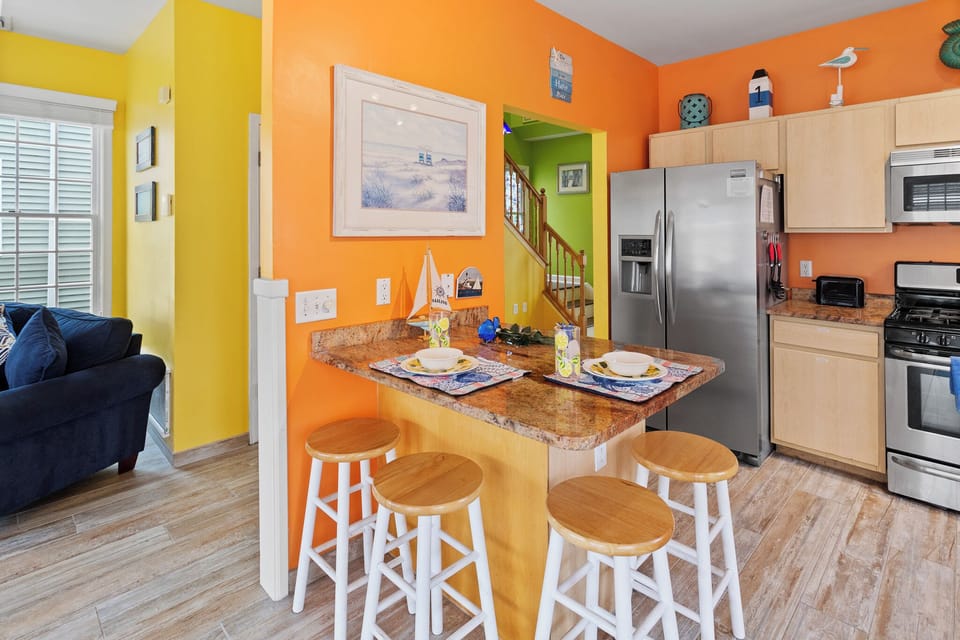 ❤️Exquisite Kitchen Fully Stocked with Essential Cooking and Dinning Needs! WOW!