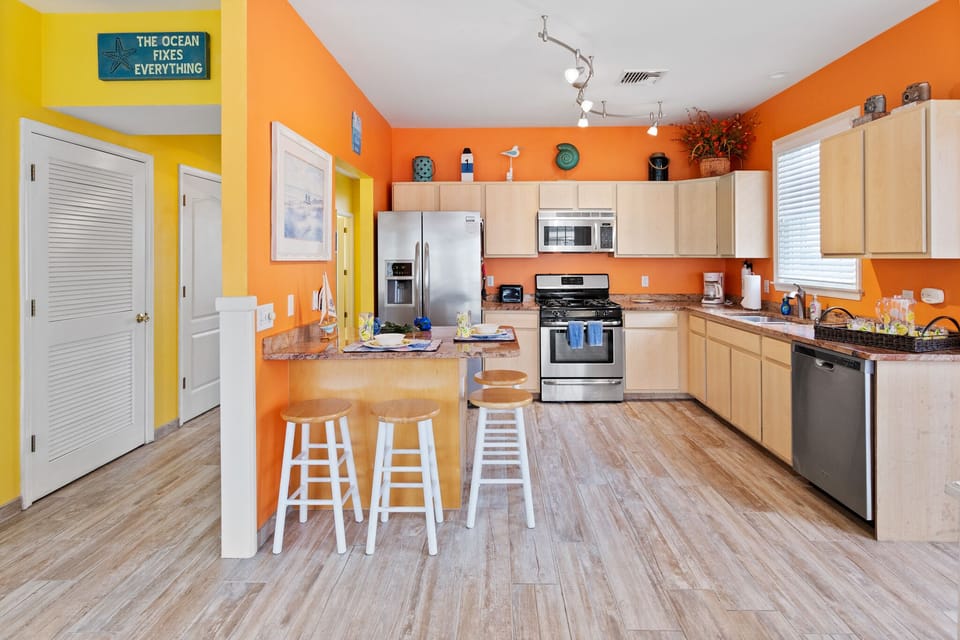 ❤️Exquisite Kitchen Fully Stocked with Essential Cooking and Dinning Needs! WOW!
