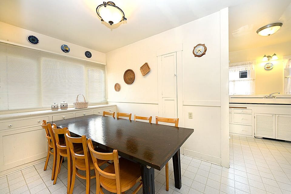316CA Lower - Dining to Kitchen