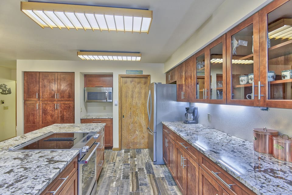 Kitchen - In-counter glass cook top with oven, large sink, and a laundry closet with washer and dryer. 
***Laundry soaps, softeners etc. not provided by management