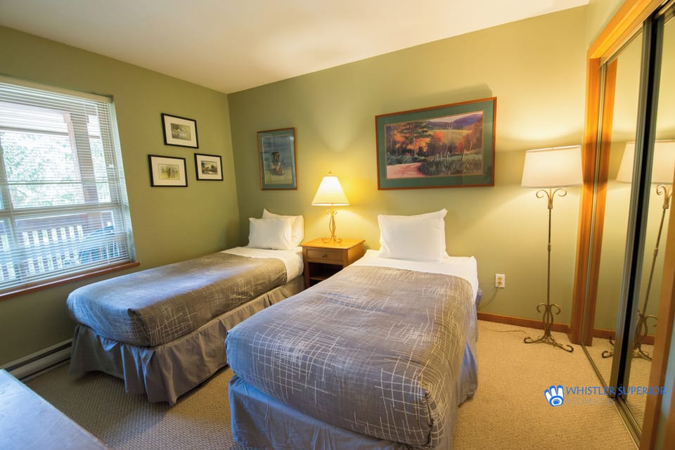Second bedroom with twin beds