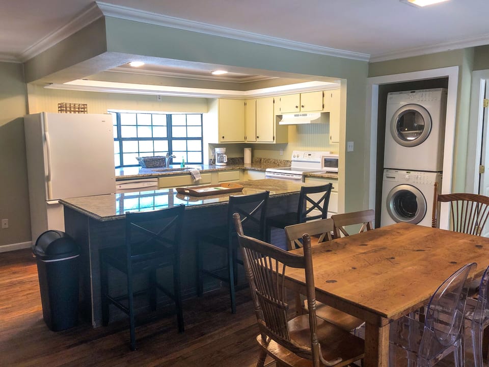 Well equipped kitchen and large kitchen island