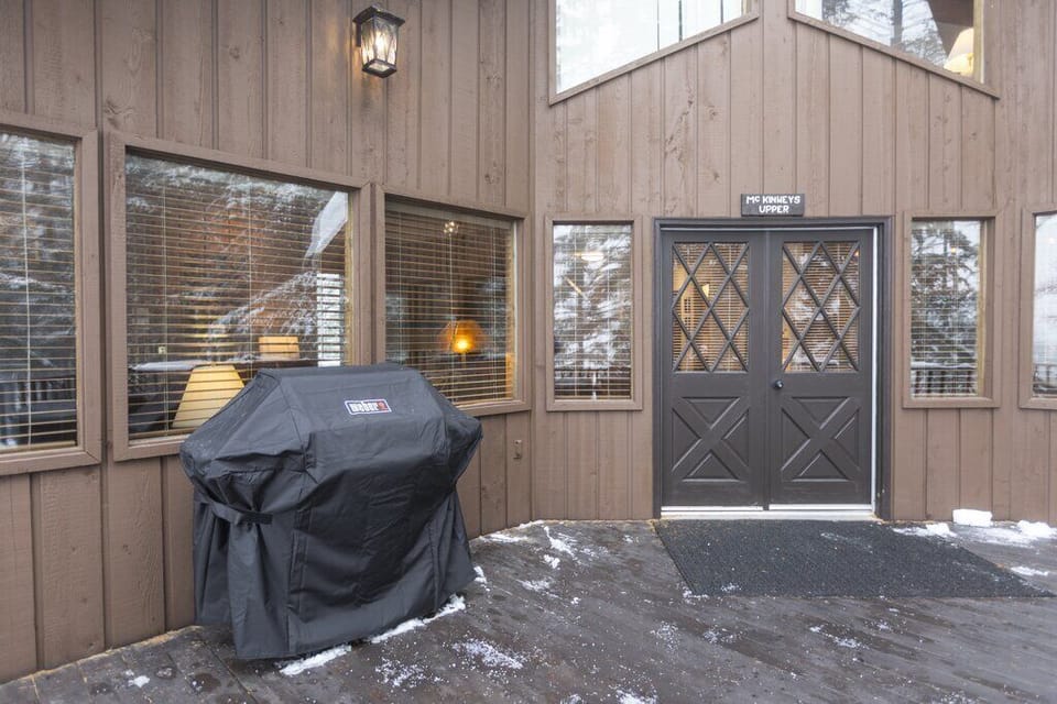 Big deck with gas bbq grill.