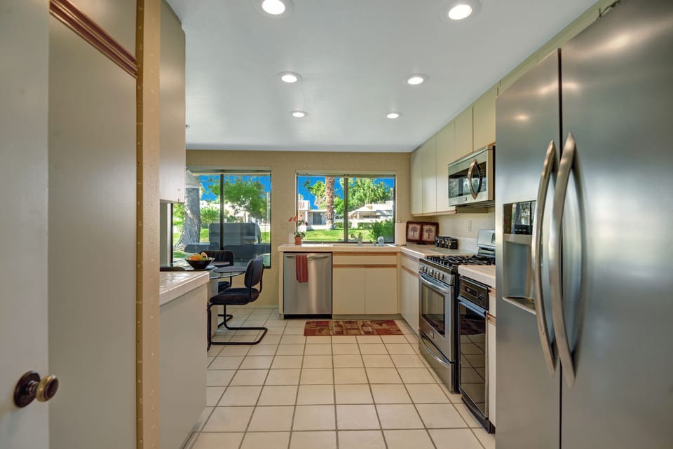 K0343 - 11 - KITCHEN.jpg