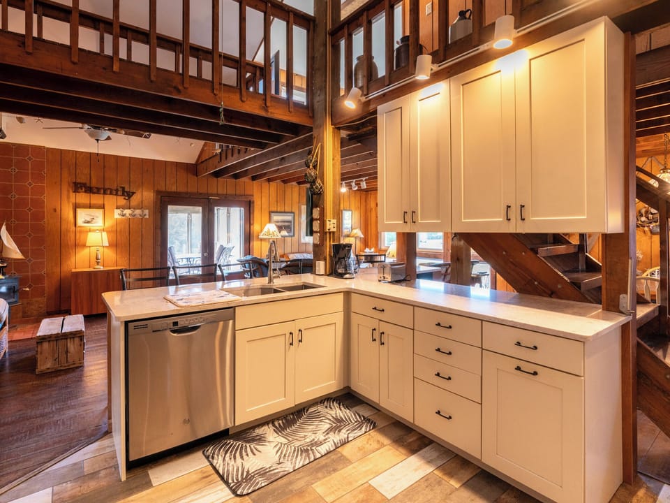 Kitchen (alternate view)