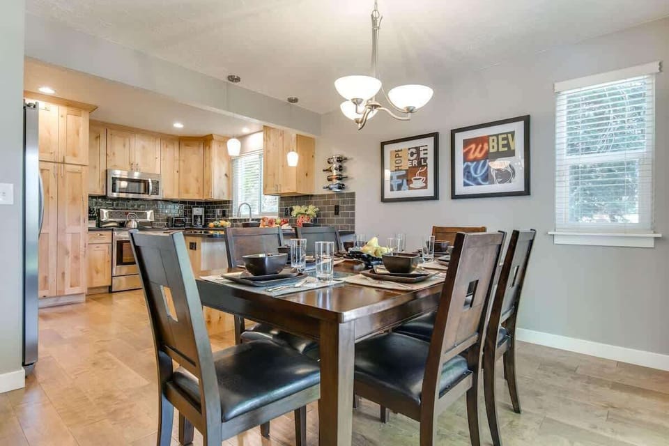 Dining table with 6 place settings
