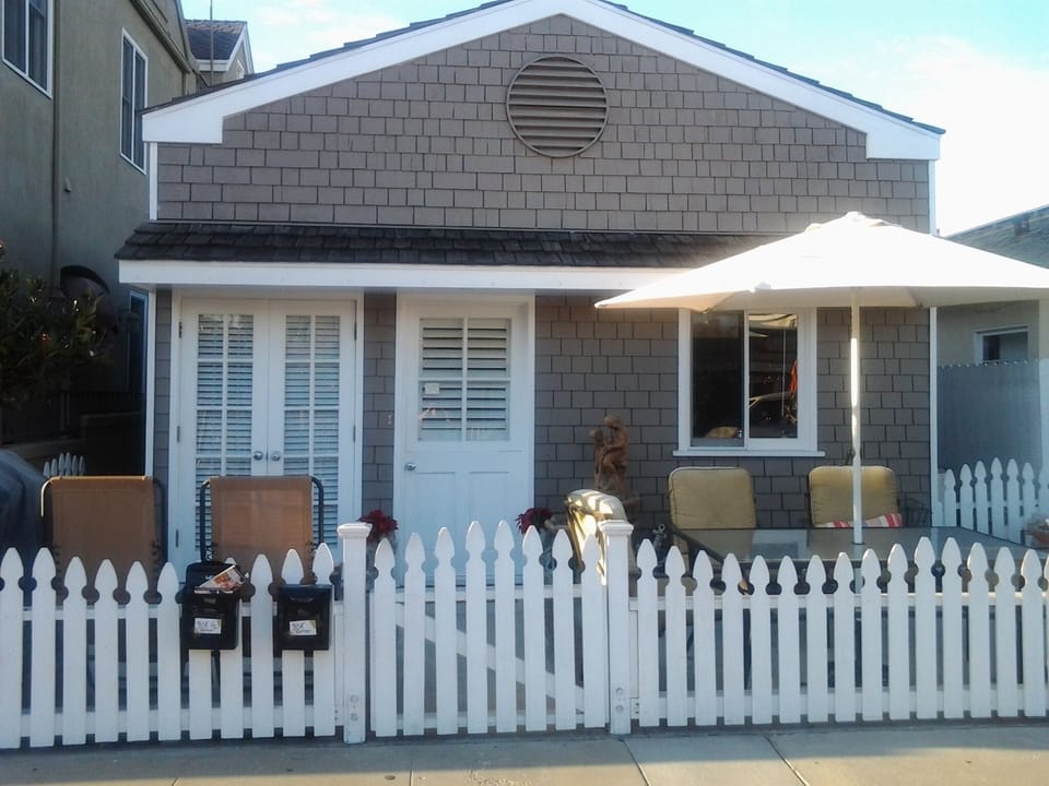 This is a back cottage. 