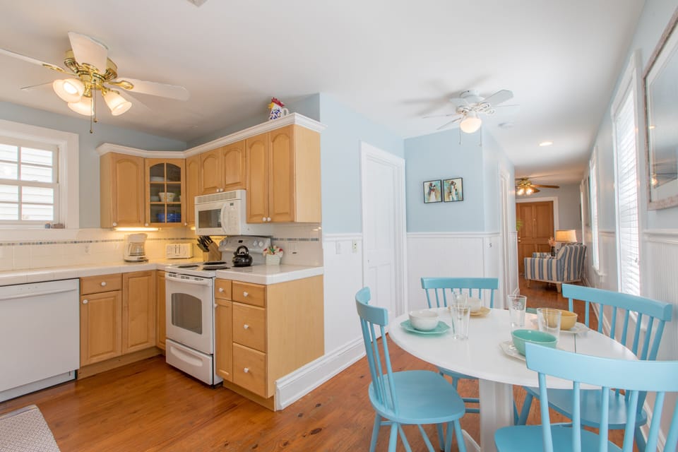 Fully equipped kitchen with seating for 4