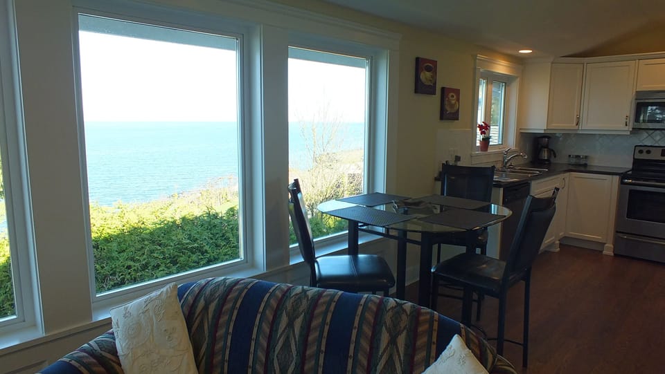 Suite dining area