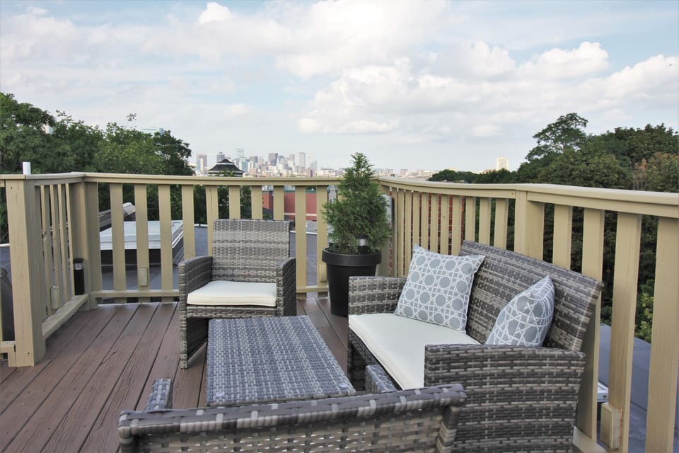 Roof top deck with city views!!