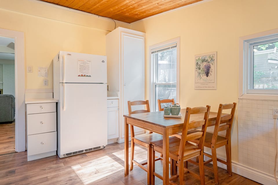 Fully-equipped kitchen with drip coffee maker (coffee provided) - Dreamweaver Cottage - Niagara-on-t