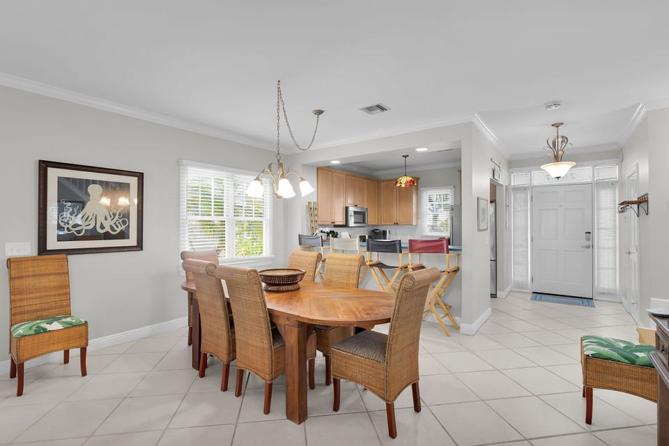 Dining area and peninsula seating make hosting a cinch!