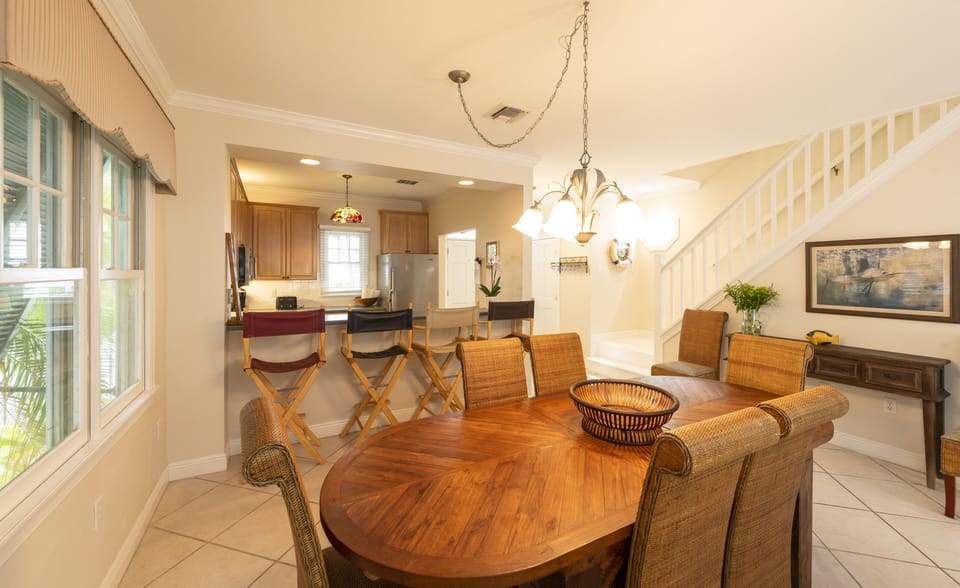 Dining area and peninsula seating make hosting a cinch!