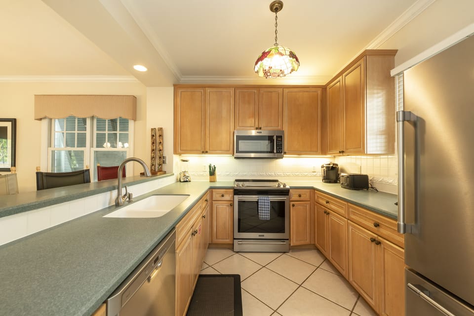 The fully equipped kitchen has everything you need.