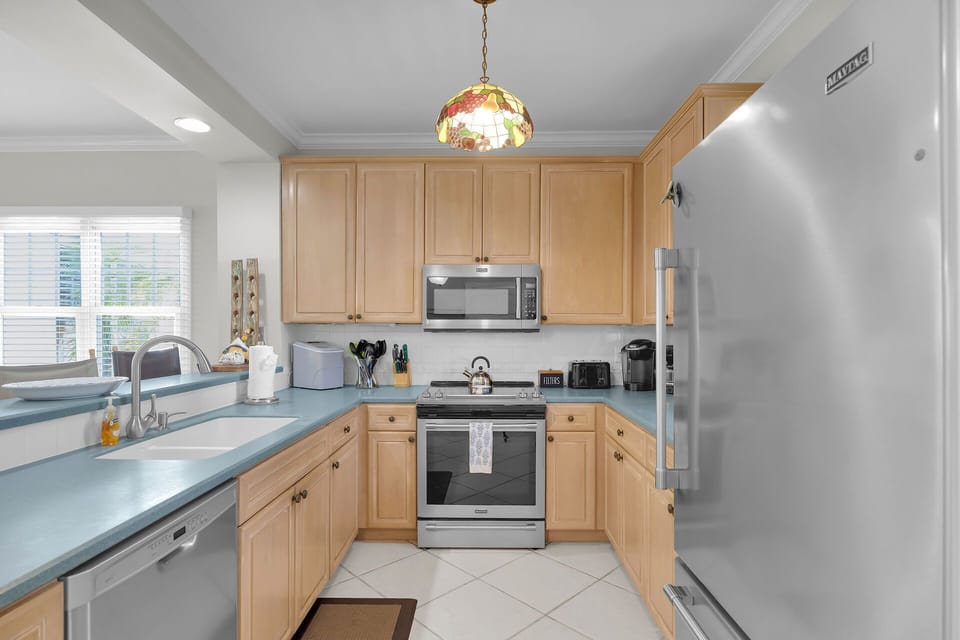 The fully equipped kitchen has everything you need.