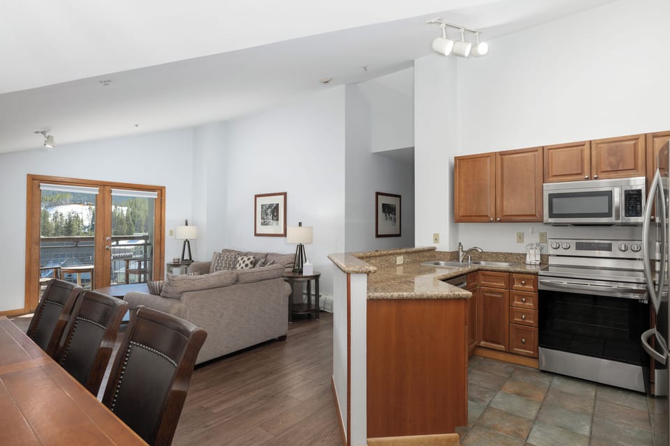Open Floor Plan - Kitchen, living- and dining area convenient located next to each other, making conversatoins and family time easy during meals