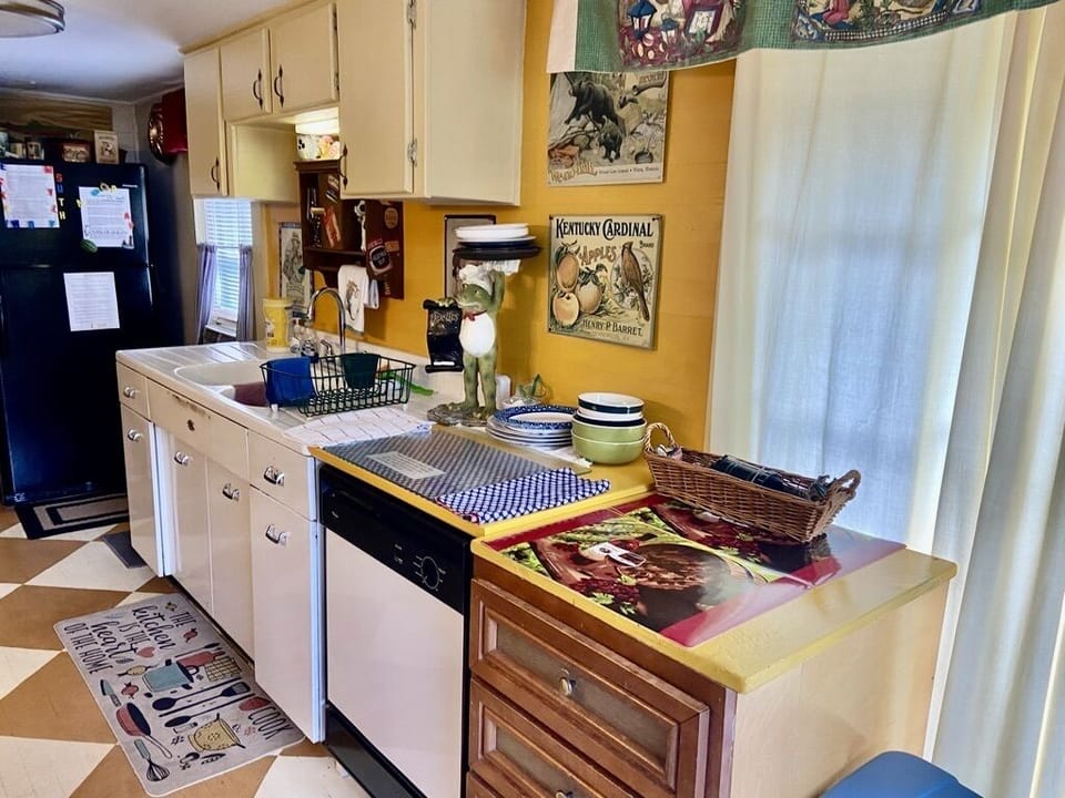 Kitchen with all one needs, plus Dishwasher :) Yet sorry no laundry usage