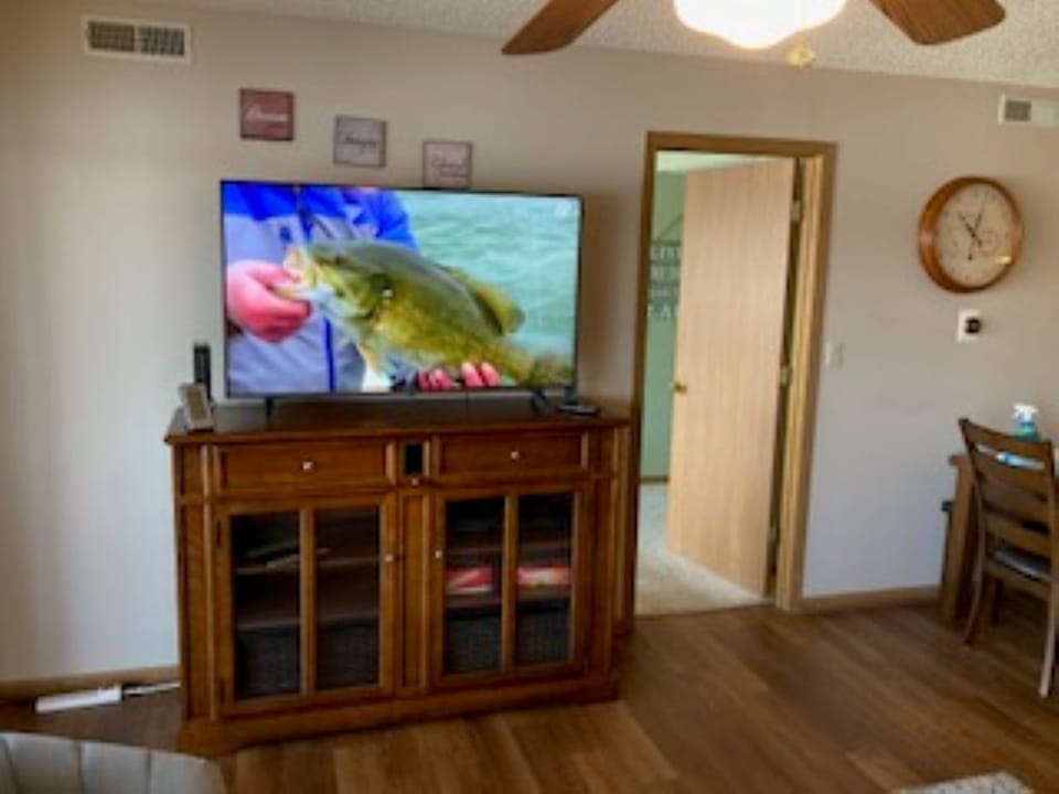 FREE High-speed Spectrum WIFI &CABLE on 55" SMART TV.  Watch your favorite apps.