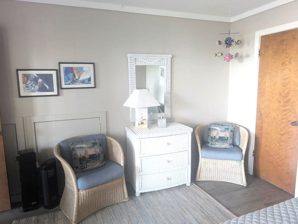 Queen-Twin Room Opposite Wall