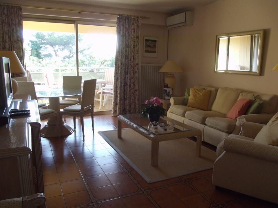 Lounge and front terrace