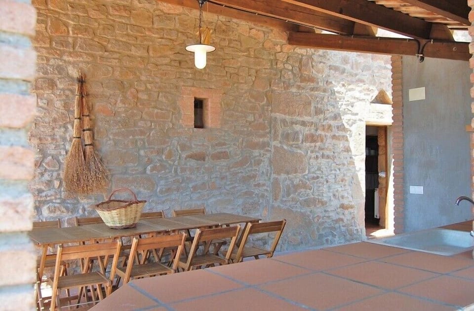 The cosy covered terrace with outdoor kitchen