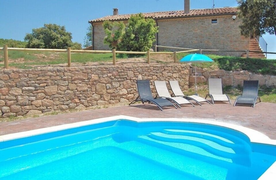 The roman steps makes the pool ideal for children
