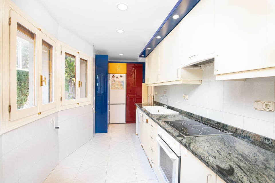 Galley kitchen with 4-hob electric cooker and oven / grill