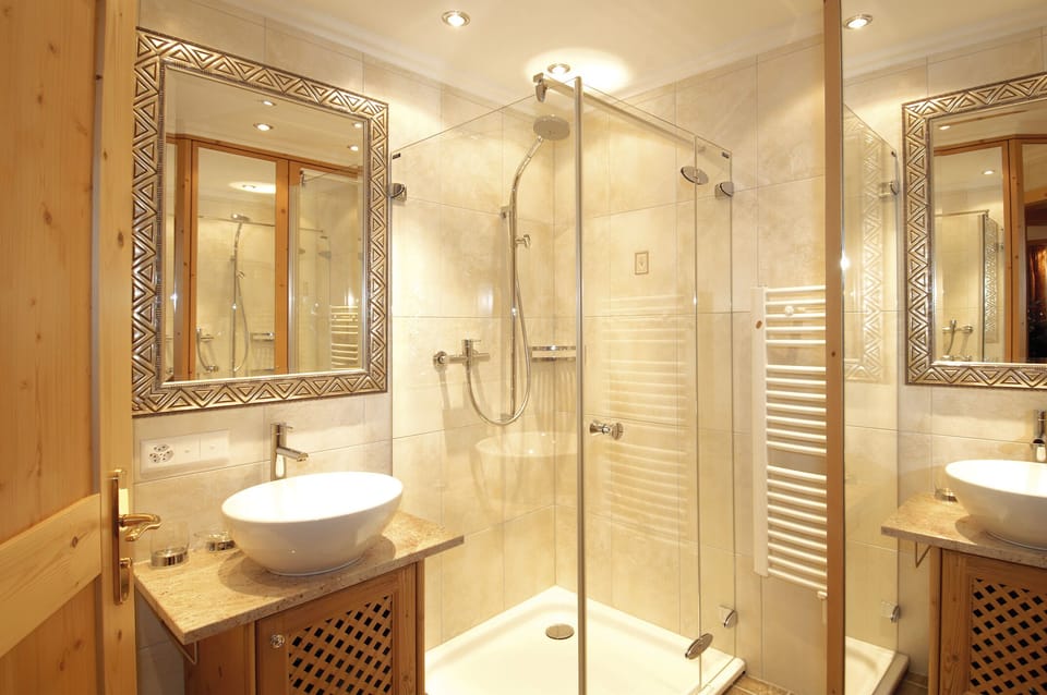Shower room.
