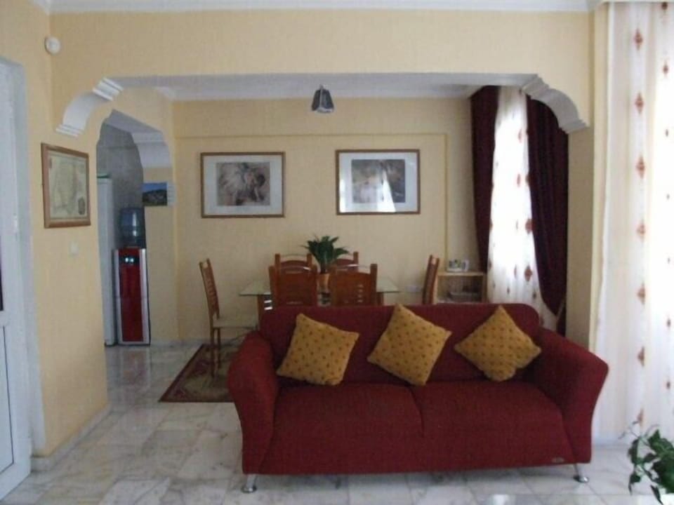 Living room/Dining area