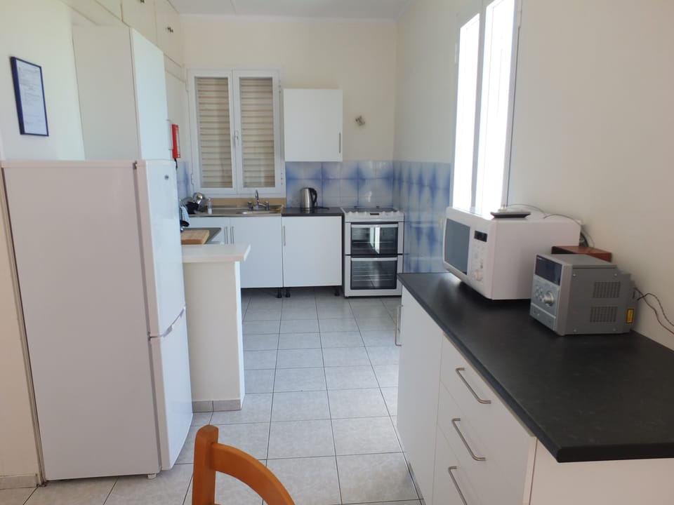 Kitchen area with all that you should require. Even a beach cool box.