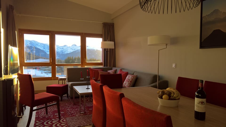 Living Room with view on slopes and mountains