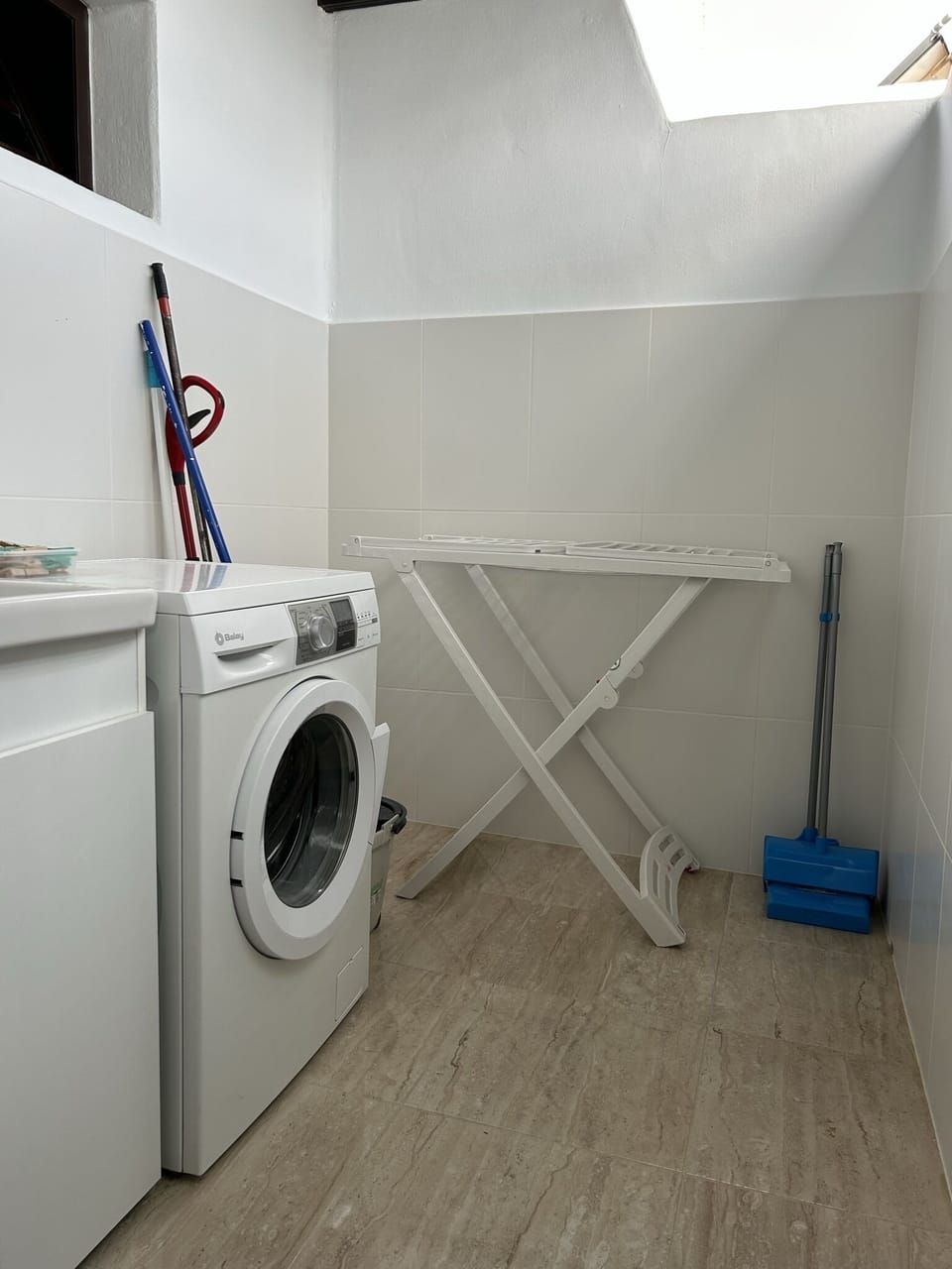 Utility room with washing machine, deep sink, drying area