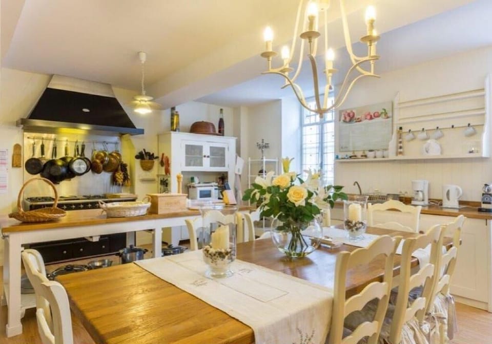 Kitchen/Dinning room/Family room