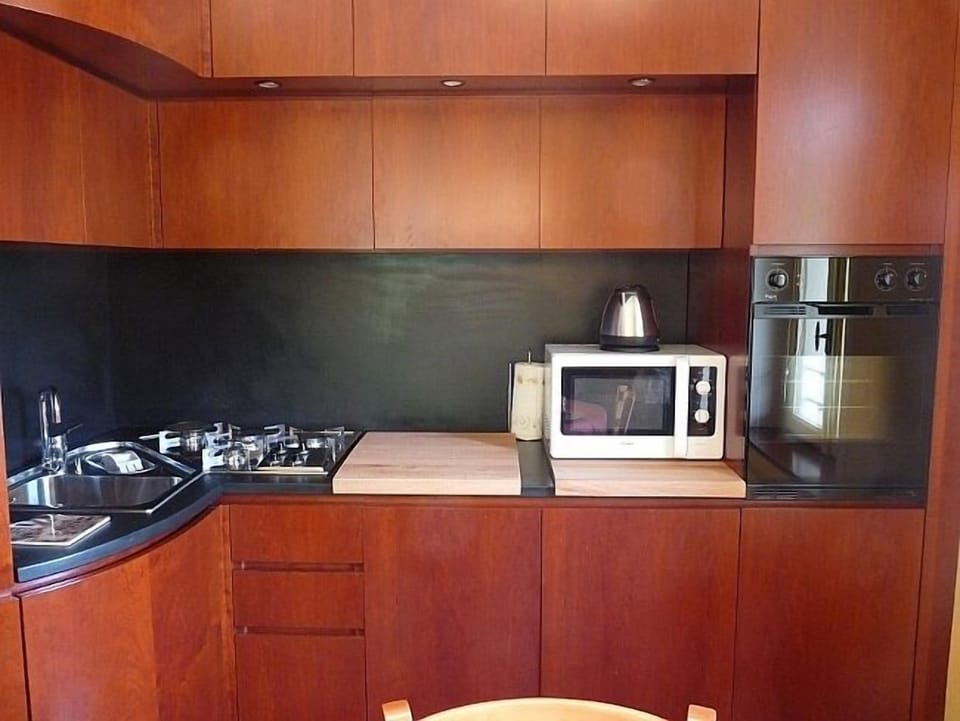 Kitchen with 4 burner hob, microwave, oven, dishwasher, fridge and freezer