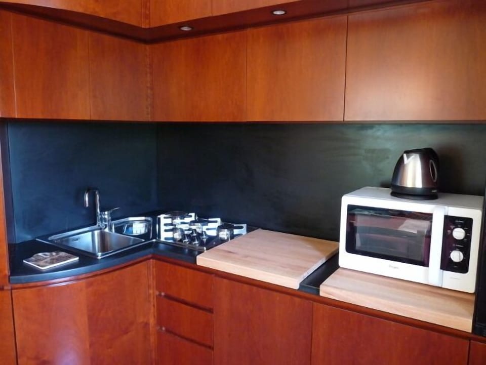 Kitchen with 4 burner hob, microwave, oven, dishwasher, fridge and freezer