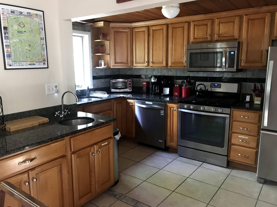Kitchen with wetbar