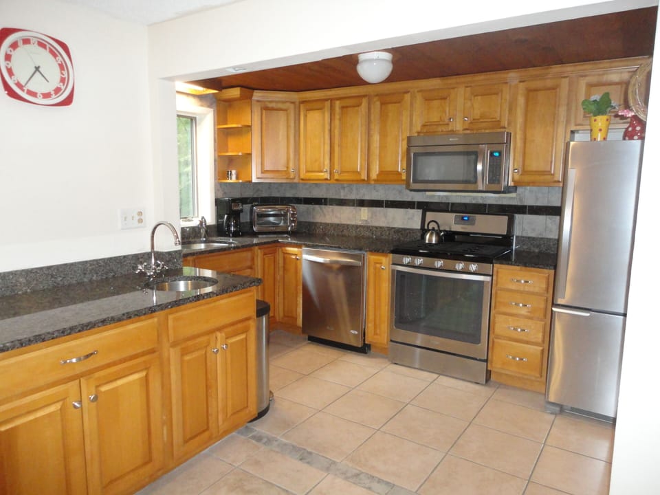 Kitchen with wetbar (older photo)