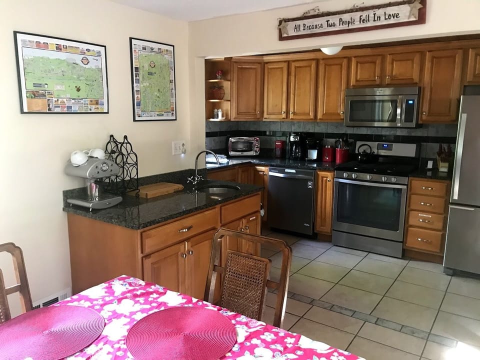 Kitchen with wetbar