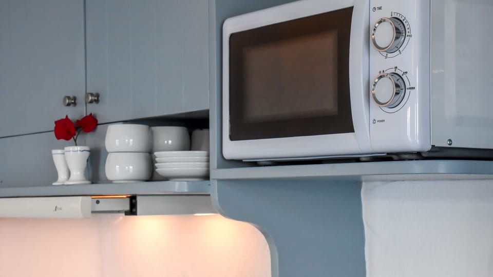Kitchen inc microwave / cooker / fridge / freezer/ toaster
