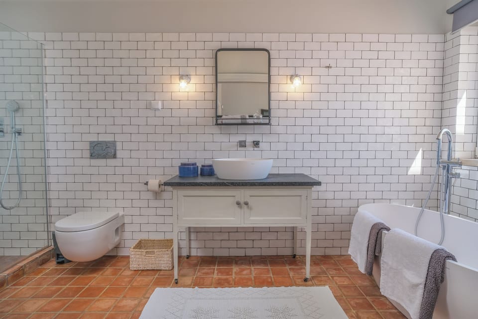 Large contemporary master suite bathroom, perfect for bathing and relaxing.