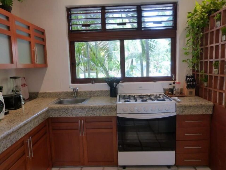 Fully equipped kitchen, remodeled, granite counters