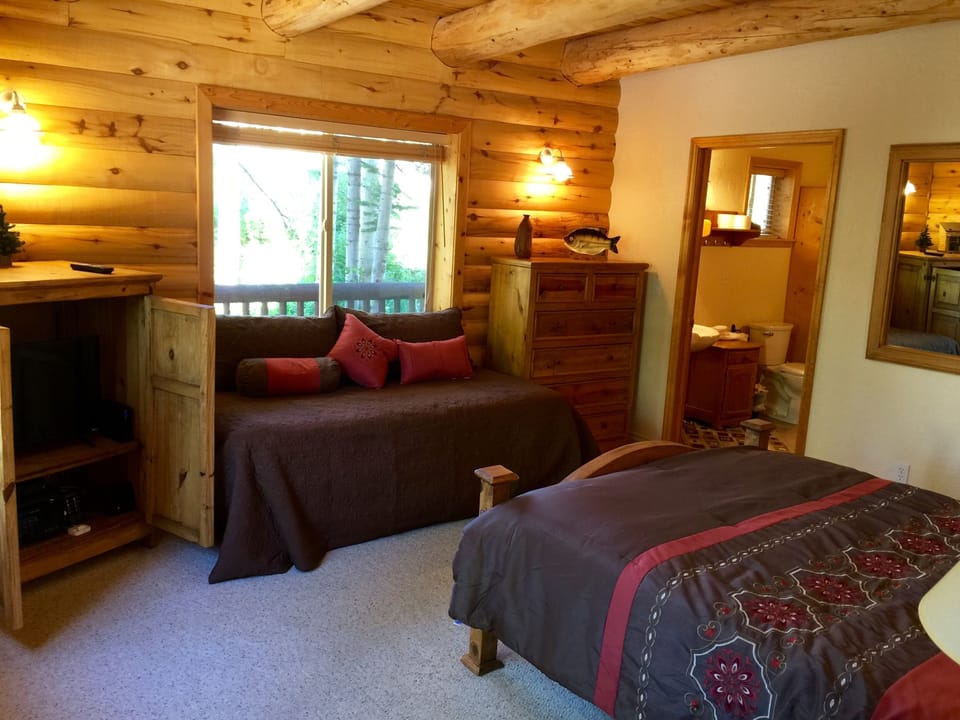 Bedroom 1: Queen Bed & Twin Bed Bedroom, attached 
bathroom (Main Level)