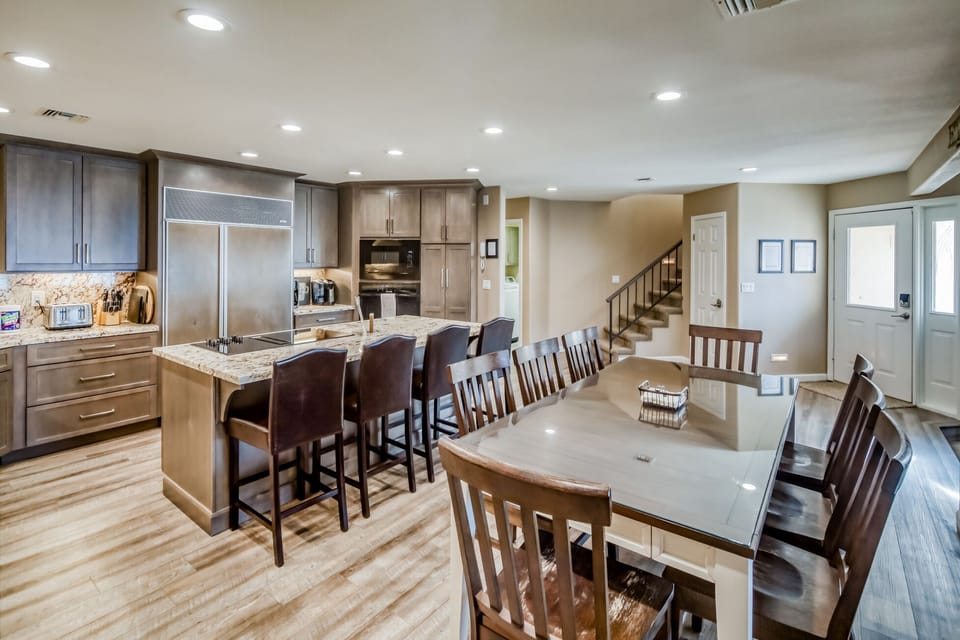 Kitchen Island seats 4
